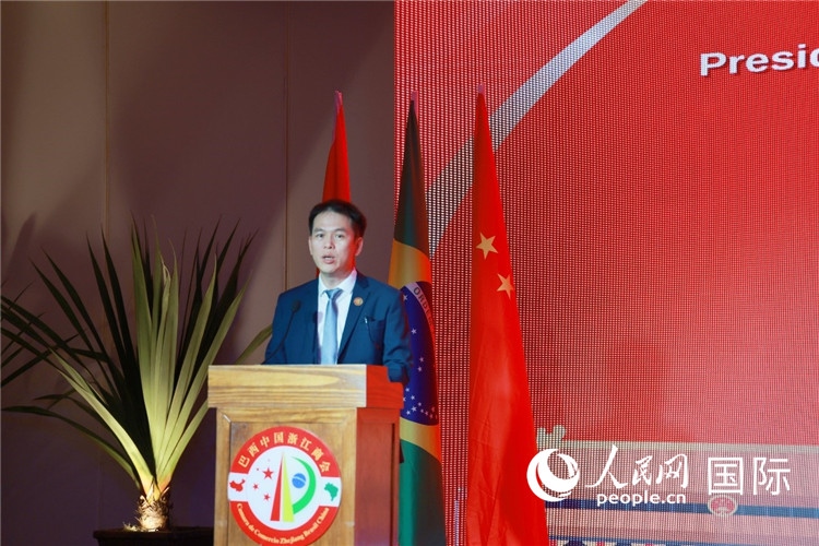 巴西中國浙江商會執(zhí)行會長陳翔廣宣讀賀電。人民網(wǎng)記者 陳海琪攝