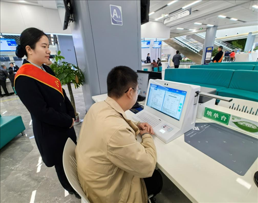 市民用電子范例填單臺(tái)錄入信息。人民網(wǎng)記者 周雯攝
