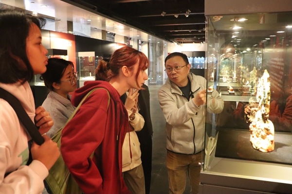 “熊貓叨叨”團隊參觀玉器文化展。