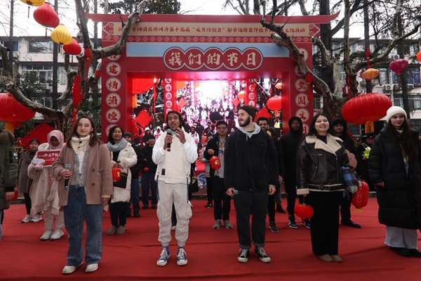 “熊貓叨叨”團隊參加上海四平社區(qū)“元宵行街會”。