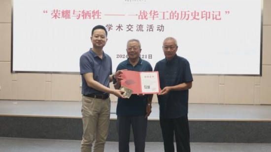 圖為中國(guó)華僑歷史博物館負(fù)責(zé)人寧一為河間一戰(zhàn)華工后代代表沈秉燦、沈秉尊頒發(fā)捐贈(zèng)證書和感謝函。