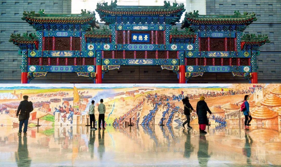 △2022年1月，觀眾在首都博物館參觀“穿越時空的大運河”數(shù)字影像展。