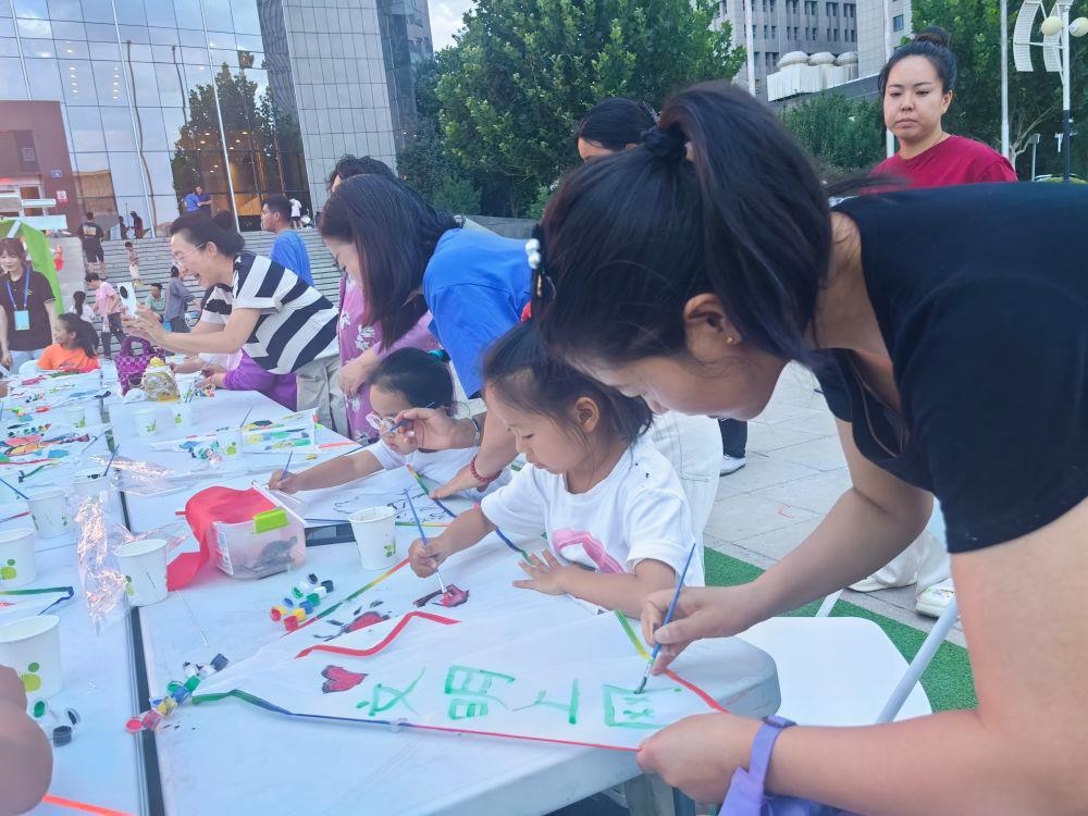 △家長與孩子一起參與“文明上網(wǎng)”系列主題活動。