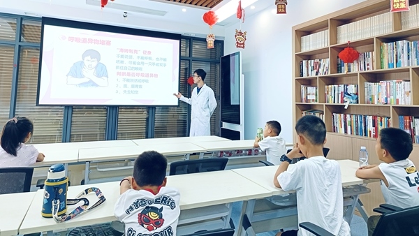 西安交通大學(xué)“筑夢醫(yī)心·護(hù)佑三農(nóng)”實(shí)踐團(tuán)開展健康科普。校方供圖
