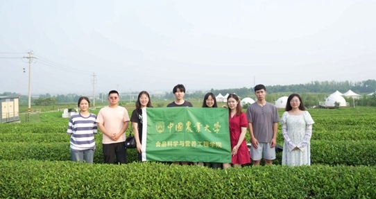 在山東日照，中國農(nóng)業(yè)大學(xué)食品學(xué)院實(shí)踐團(tuán)就農(nóng)業(yè)生產(chǎn)智能化設(shè)備、肥料選用等問題開展實(shí)地調(diào)研，并面向300余名村民陸續(xù)開展4次科普宣講。校方供圖