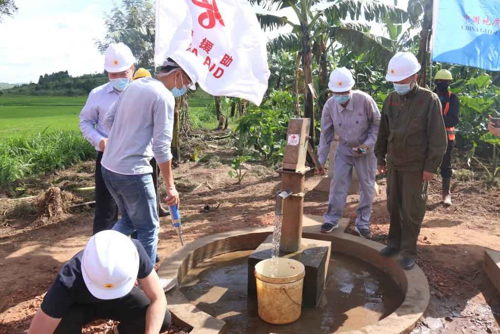 2022年4月11日，在盧旺達(dá)東方省加齊博區(qū)穆拉姆比，工作人員檢查一口中國(guó)援建的水井。新華社發(fā)