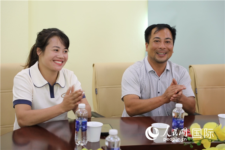 越南沙巴市黃連寄宿制民族小學老師阮氏秋姮、阮文享。人民網(wǎng)記者簡承淵攝