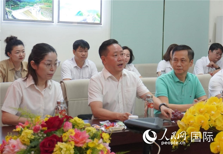 越中電力公司董事長李志雄（前排左二）介紹越南電力情況。葛沙莎攝