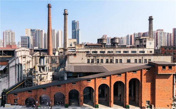 在原成都國營紅光電子管廠舊址上改建而成的東郊記憶園區(qū)南大門。大門既保留了老工業(yè)區(qū)的風貌，又融入了現(xiàn)代審美和創(chuàng)意，成為了園區(qū)一大亮點。資料圖片