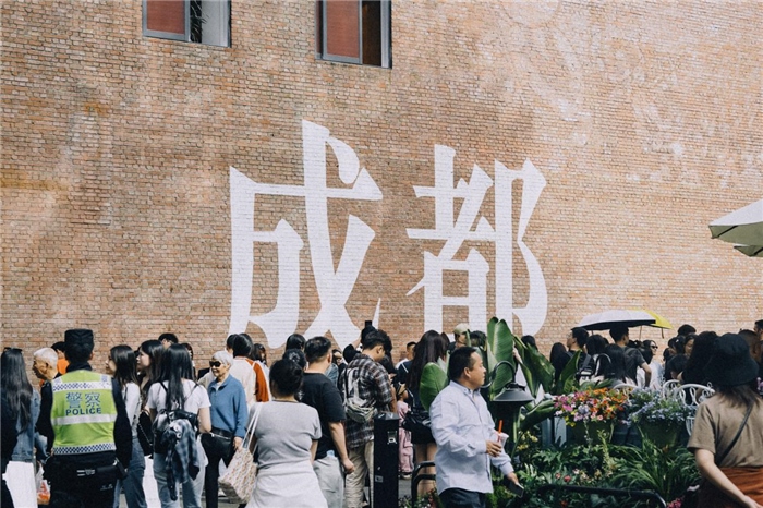 東郊記憶園區(qū)“成都墻”以巨大的“成都”字樣和獨特的藝術(shù)設(shè)計成為園區(qū)的網(wǎng)紅打卡地，吸引了眾多游客和市民前來參觀。資料圖片
