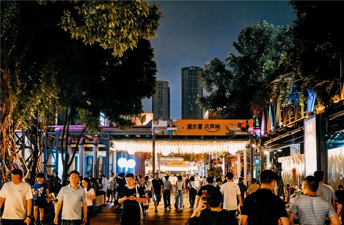 夜幕下的東郊記憶園區(qū)人流如織，熱度不減。資料圖片