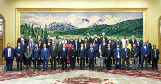  8月30日，國家副主席韓正在北京集體會(huì)見出席2024年國際議員友好交流論壇的各國代表。新華社記者 丁林 攝