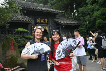 媒體考察團(tuán)成員在都江堰清溪園合影留念。（陳斌 攝）