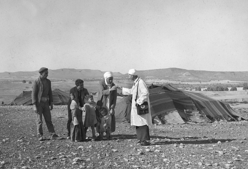 1965年，一名中國(guó)援阿爾及利亞醫(yī)療隊(duì)醫(yī)生（右一）在阿爾及利亞賽伊達(dá)省為牧民診治。
