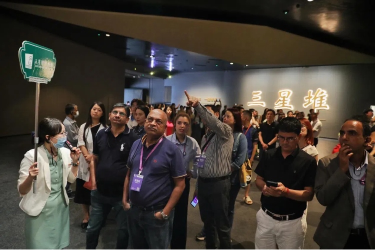 8月31日，亞洲媒體考察團(tuán)參訪三星堆博物館?！吨袊?guó)經(jīng)濟(jì)周刊》記者肖翊攝