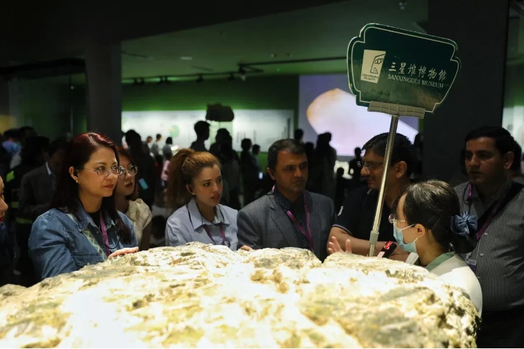 8月31日，亞洲媒體考察團(tuán)參訪三星堆博物館。左一為馬來西亞《星報(bào)》首席商務(wù)官莉迪婭·王?！吨袊?guó)經(jīng)濟(jì)周刊》記者肖翊攝
