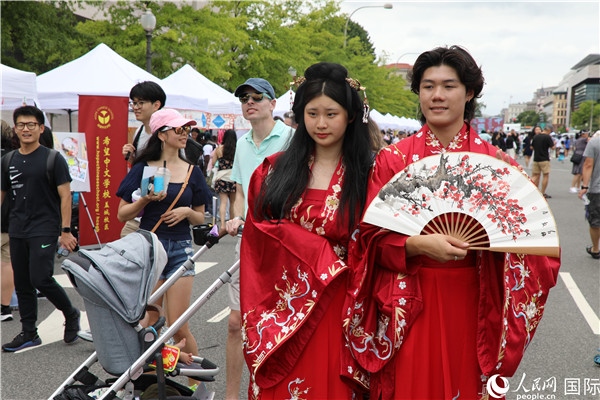 5、當地華僑華人身穿漢服參加文化節(jié)。 人民網記者 李志偉攝