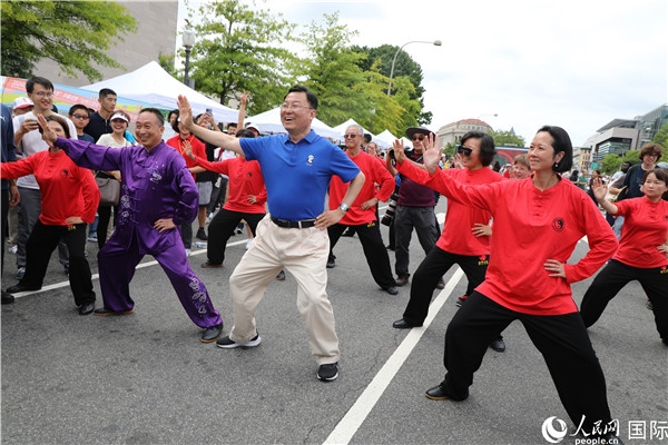 6、在活動現場，謝鋒大使與華僑華人一起打太極拳。 人民網記者 李志偉攝