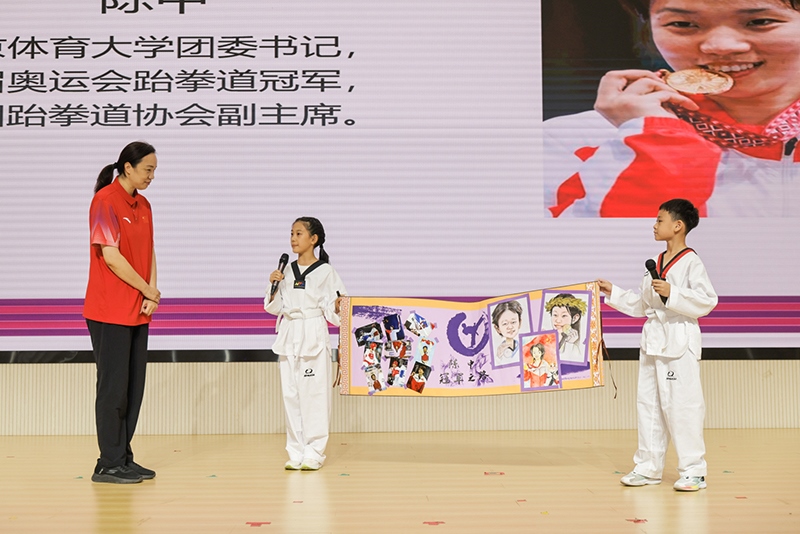 兩位學生小記者對話陳中老師。學校供圖