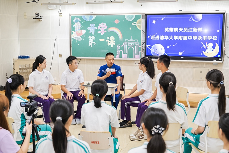 “英雄航天員”江新林給學生們帶來“開學第一講”。學校供圖