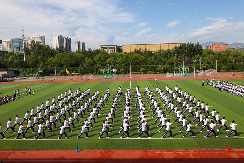 高一學生在開學典禮中表演軍體拳。學校供圖