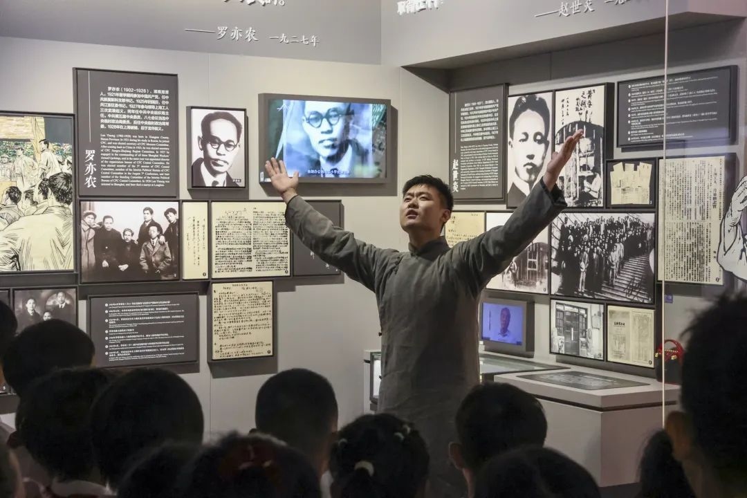 勞模身穿長袍再現(xiàn)烈士事跡。徐匯區(qū)總工會供圖