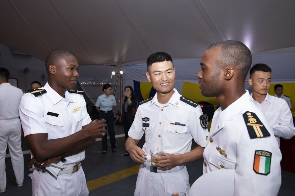 2023年6月25日，中國和科特迪瓦雙方官兵在南寧艦舉辦的甲板招待會(huì)上交流。中國海軍第43批護(hù)航編隊(duì)22日抵達(dá)科特迪瓦經(jīng)濟(jì)首都阿比讓，開始對(duì)科特迪瓦為期4天的友好訪問。