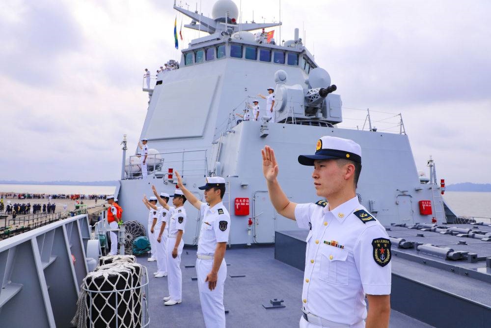2023年7月8日，中國海軍第43批護(hù)航編隊(duì)官兵向加蓬利伯維爾奧文多港碼頭的歡迎人群揮手致意。中國海軍第43批護(hù)航編隊(duì)抵達(dá)加蓬利伯維爾，開始對(duì)加蓬進(jìn)行為期4天的友好訪問。