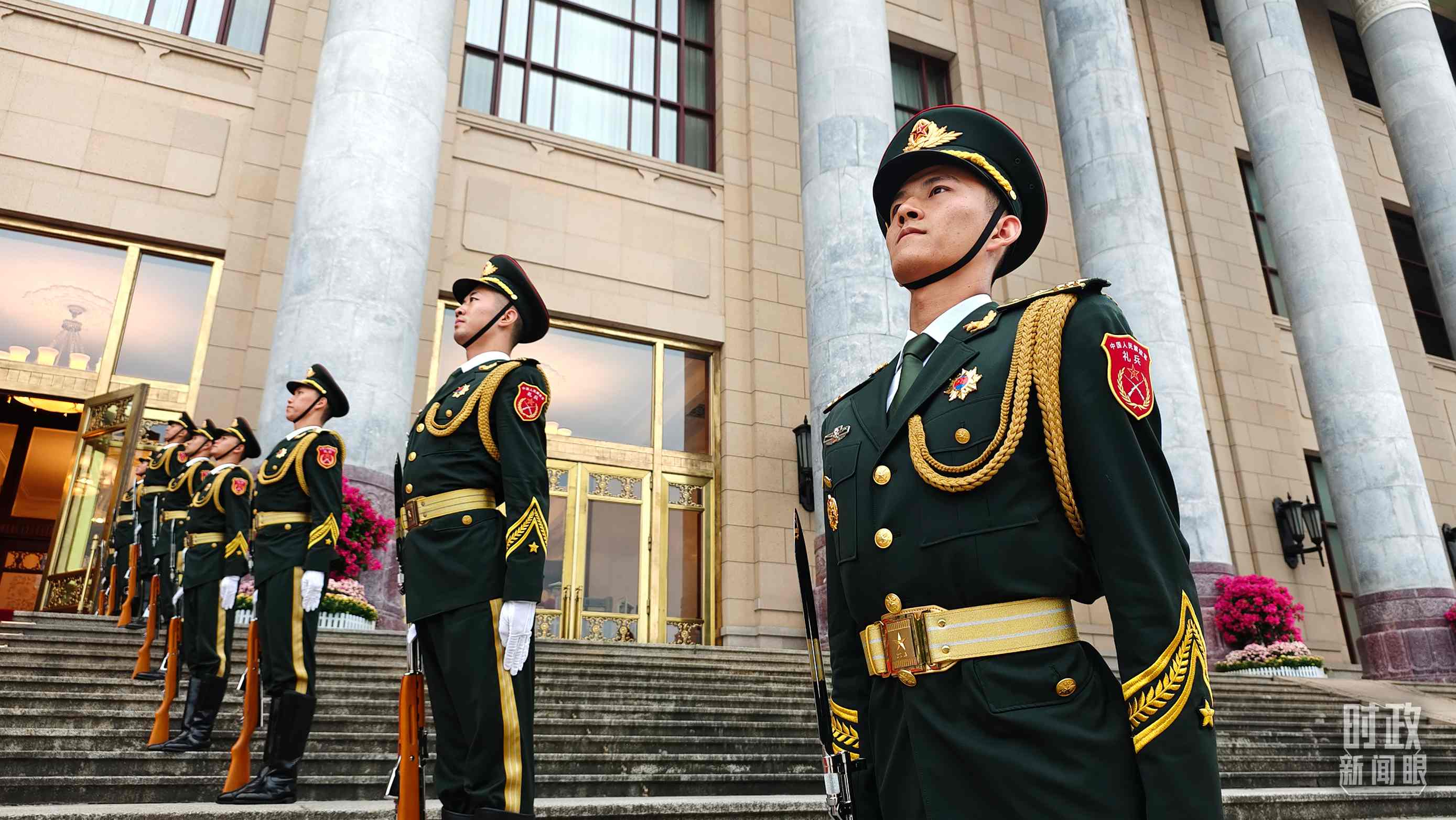  △人民大會(huì)堂外，禮兵列隊(duì)歡迎外國(guó)領(lǐng)導(dǎo)人。（總臺(tái)央視記者韓銳拍攝）