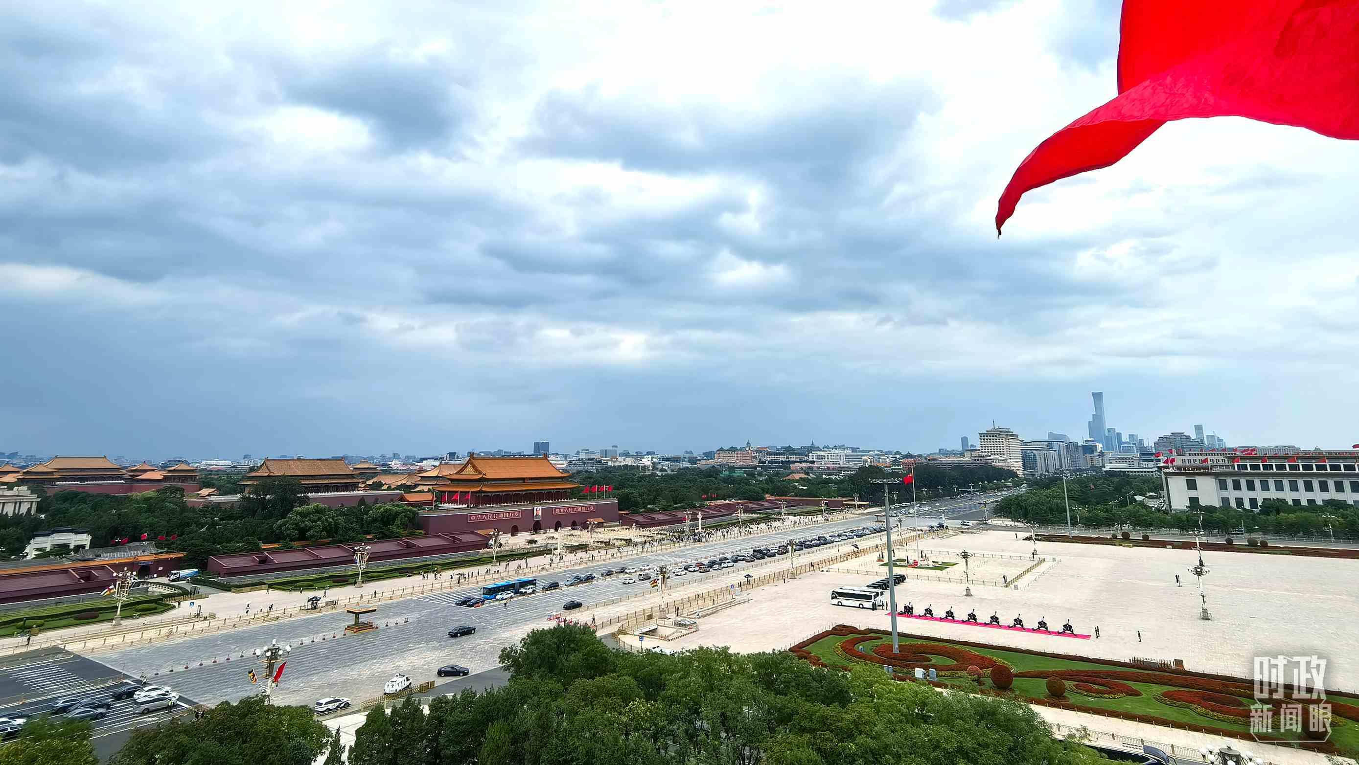 △北京長(zhǎng)安街兩側(cè)懸掛中非合作論壇成員旗幟。（總臺(tái)央視記者張垚拍攝）