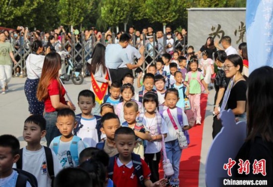 9月1日起，河北省衡水市各中小學陸續(xù)開學。9月4日，2024級小學一年級新生集中入學，為迎接新同學，各學校開展了豐富多彩的活動。 據(jù)衡水市教育局介紹，今年衡水市746所中小學共迎來75.1萬名新生。其中，全市550所小學迎來新生34.46萬名。圖為衡水市第十二中學小學部的一年級新生走紅毯。陳康 攝