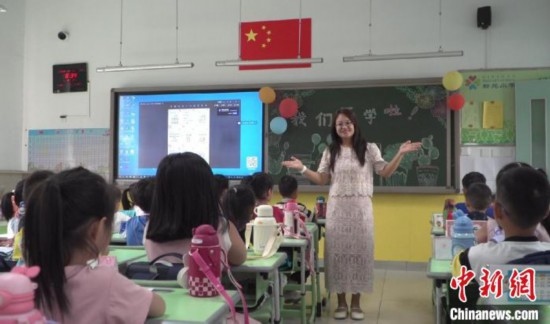 圖為衡水市新苑小學，老師正在給學生講開學第一課的內(nèi)容。王天祥 攝