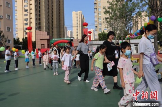 圖為衡水市新苑小學，小學一年級新生佩戴“夢想徽章”后，步入校園 。王天祥 攝