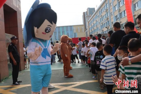 圖為衡水市新苑小學，老師穿上玩偶服裝歡迎新生入學。王天祥 攝