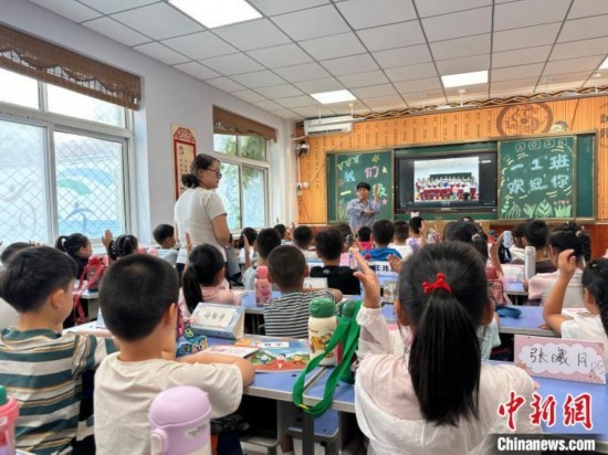 圖為衡水市康復(fù)街小學，老師講解開學第一課校園紀律與禮儀。徐鵬璐 攝