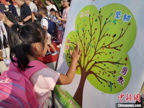 圖為衡水市利民路小學，孩子們在成長樹的“好習慣”樹枝上按手印做出承諾。張松 攝