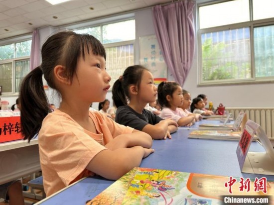 圖為衡水市康復(fù)街小學，小學生聽老師講開學第一課內(nèi)容。徐鵬璐 攝