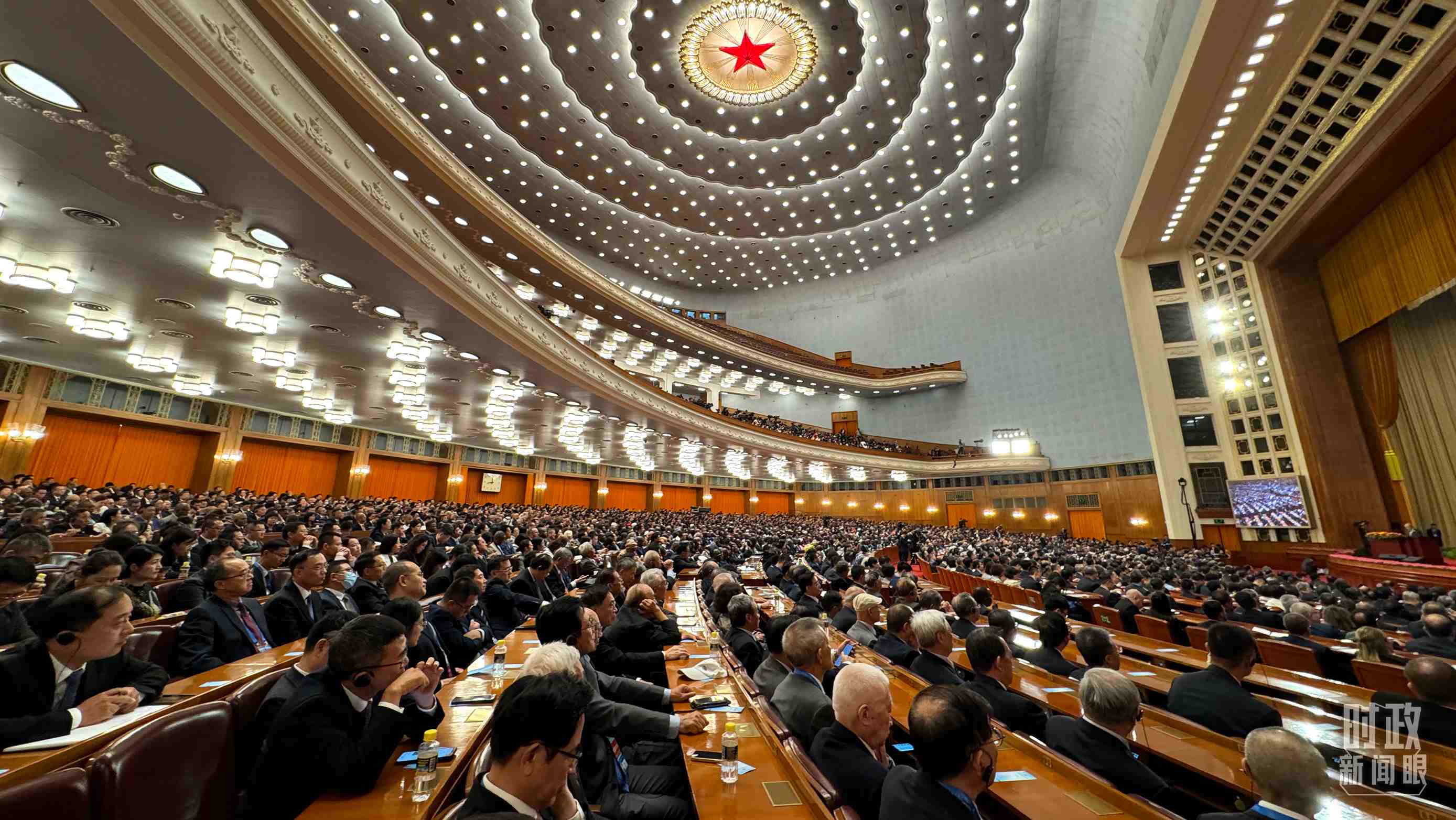  △中非合作論壇非方成員國國家元首、政府首腦、代表團(tuán)團(tuán)長及國際和地區(qū)組織負(fù)責(zé)人等中外各界人士3200余人出席開幕式。（總臺央視記者蔣碩拍攝）