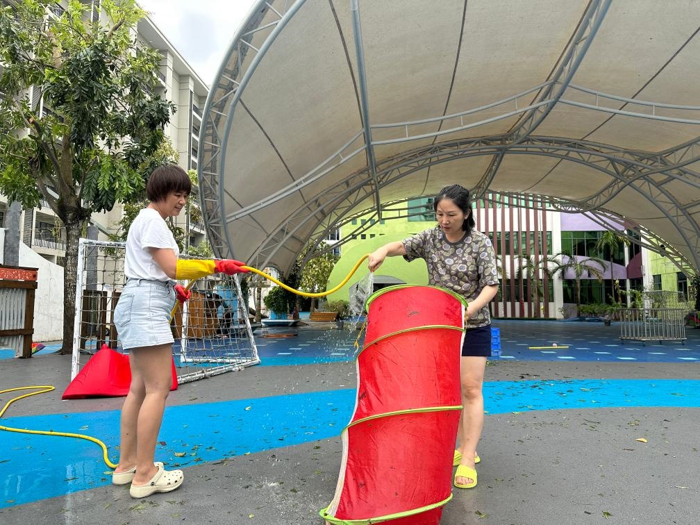 海口市教育幼兒園在臺風(fēng)過后進行室外環(huán)境清理。新華社記者 陳凱姿 攝