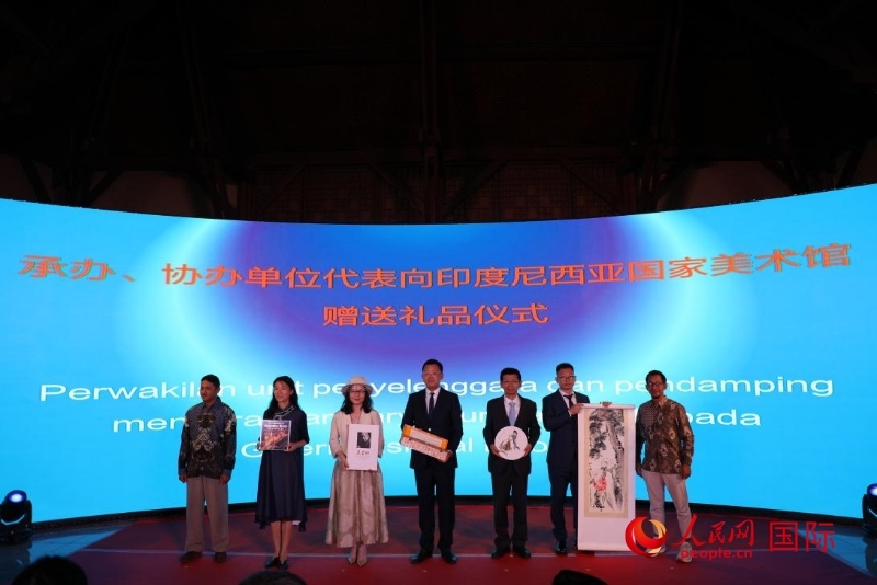 在展覽開(kāi)幕式現(xiàn)場(chǎng)，本次展覽的承辦、協(xié)辦單位代表向印尼國(guó)家美術(shù)館贈(zèng)送禮品。人民網(wǎng)記者 曹師韻攝