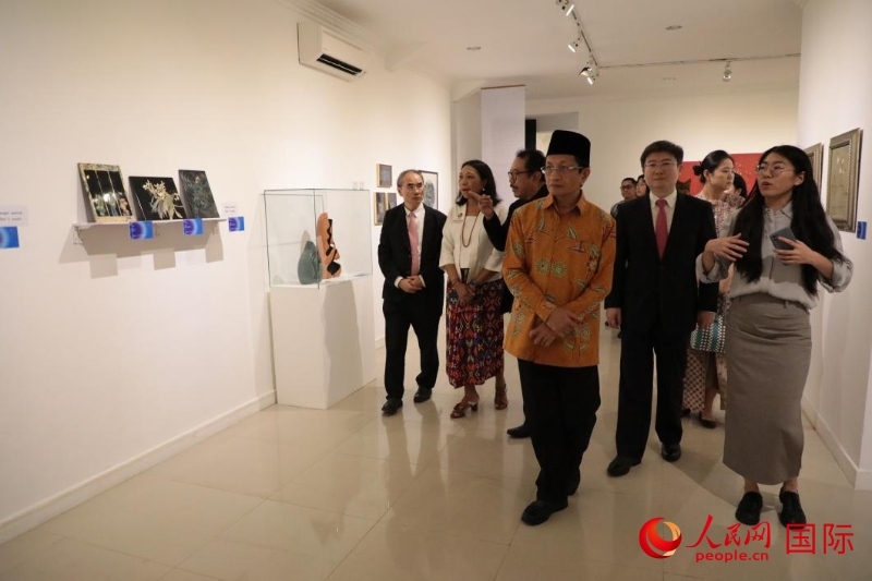 參加開(kāi)幕式的嘉賓參觀展覽。人民網(wǎng)記者曹師韻攝