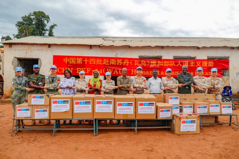 維和官兵與學(xué)校代表進(jìn)行物資交接。王皓宇攝