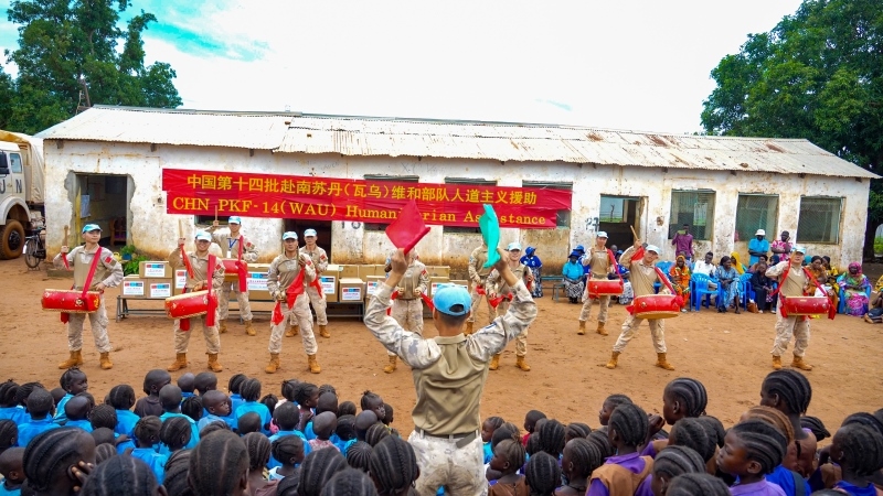 進(jìn)行傳統(tǒng)鑼鼓表演。鄧原淘攝