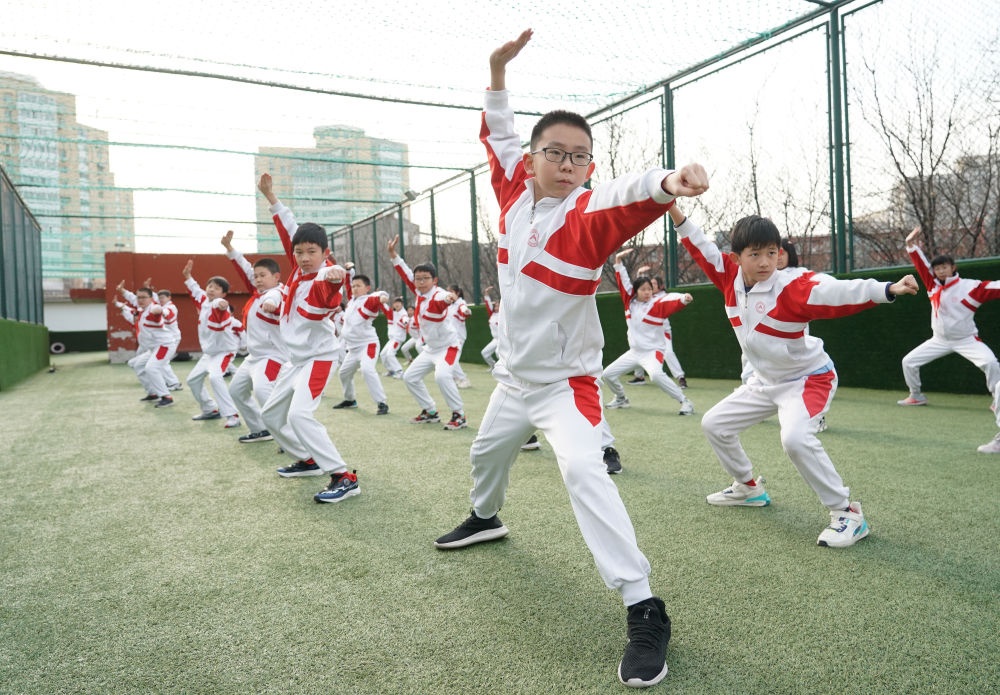 2024年2月21日，在人大附中實(shí)驗(yàn)小學(xué)，學(xué)生們在體育課中進(jìn)行武術(shù)練習(xí)。新華社記者 任超 攝