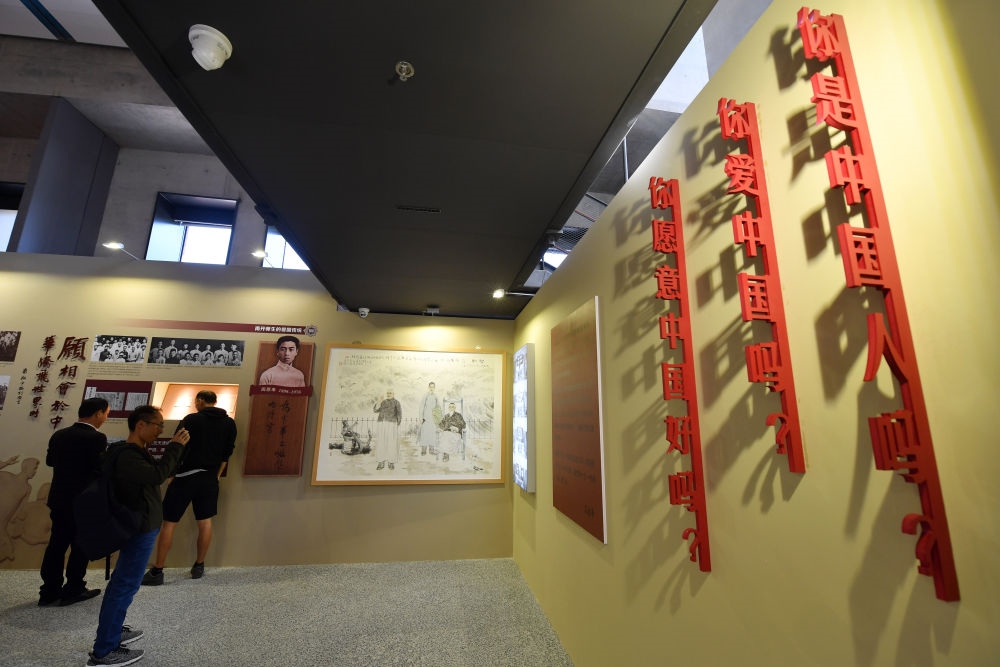 在南開大學(xué)海冰樓內(nèi)，墻上掛著“愛國三問”（2019年10月14日攝）。新華社記者 李然 攝