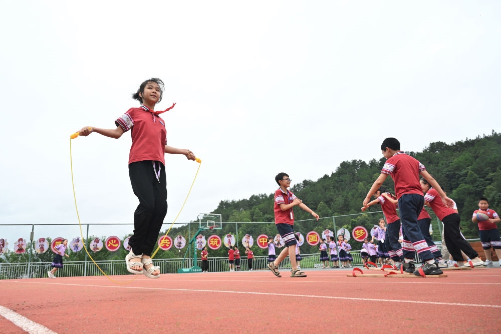 在廣西桂林市龍勝各族自治縣龍勝鎮(zhèn)第二小學(xué)，學(xué)生在大課間跳繩（2024年6月26日攝）。新華社記者 姜克紅 攝