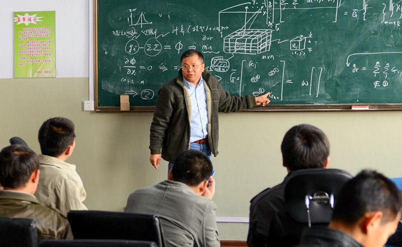 2011年4月，著名地球物理學(xué)家黃大年為學(xué)生們授課。