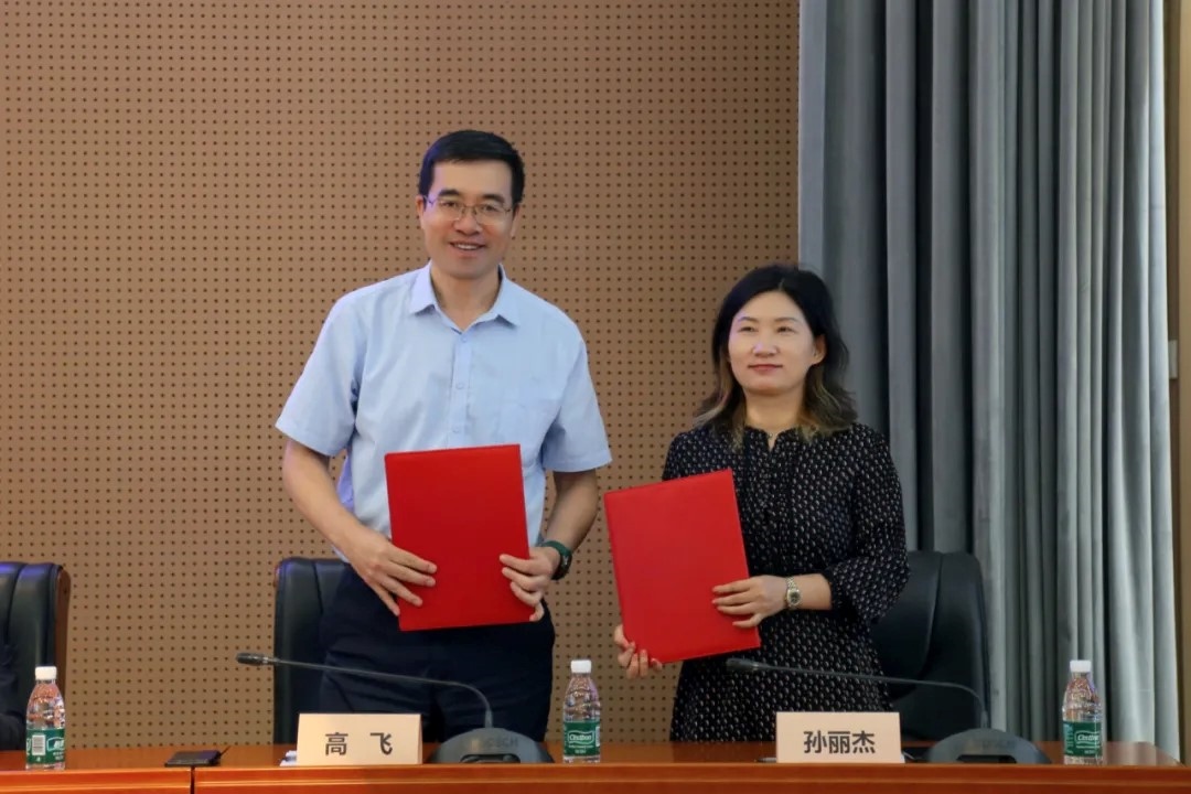 外交學(xué)院副院長(zhǎng)高飛與中國(guó)國(guó)際科學(xué)技術(shù)合作協(xié)會(huì)執(zhí)行副會(huì)長(zhǎng)兼秘書(shū)長(zhǎng)孫麗杰簽署戰(zhàn)略合作備忘錄并啟動(dòng)科技外交官搖籃計(jì)劃。主辦方供圖