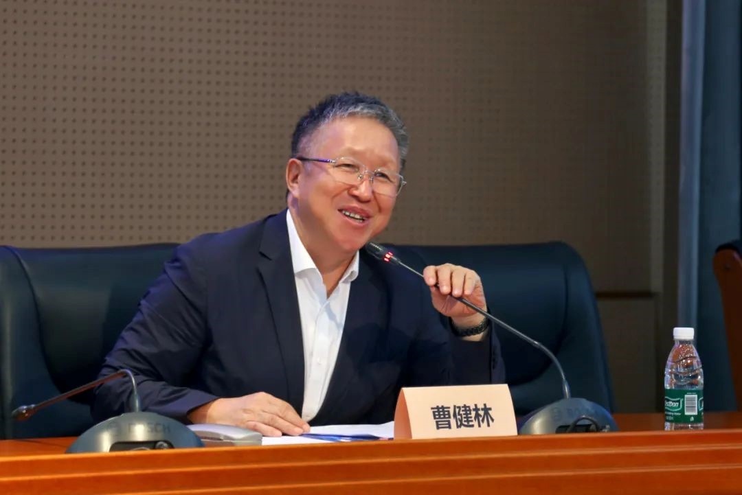 科技部原副部長(zhǎng)、十三屆全國(guó)政協(xié)教科衛(wèi)體委員會(huì)副主任、現(xiàn)任季華實(shí)驗(yàn)室理事長(zhǎng)、主任曹健林致辭。主辦方供圖
