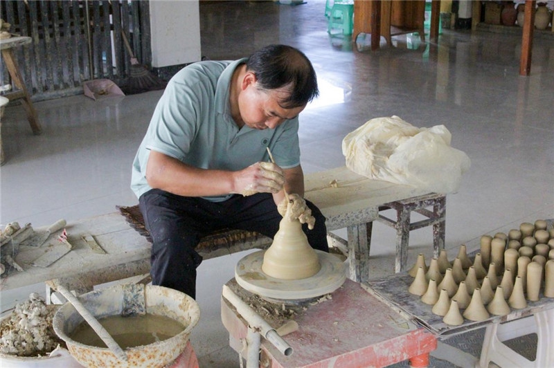 陶器是人類社會(huì)由舊石器時(shí)代發(fā)展到新石器時(shí)代的標(biāo)志之一，也是人類由野蠻走向文明的標(biāo)志，承載著人類成長進(jìn)步的記憶。陶藝一條街上，母氏陶藝館內(nèi)，空氣中彌漫著陶土的芬芳。非遺傳承人母先才展示制陶技術(shù)，他神情專注、心無旁騖地打磨手中的陶坯，手中的泥土在旋轉(zhuǎn)的陶輪上漸漸成型。與土陶相伴近40年的母先才堅(jiān)守初心，傳承土陶技藝是他作為貴州省級非遺花茂土陶傳承人的“執(zhí)念”與責(zé)任。（俄羅斯《俄羅斯報(bào)》視覺內(nèi)容部副主編阿爾圖爾·杰魯諾夫攝）